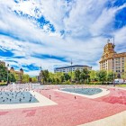 Plaça de Catalunya deschide inima Barcelonei cu fântâni, grădini și pavaje geometrice, înconjurată de clădiri elegante între centrul istoric și Eixample.