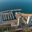 Port Olímpic, Ciutadella și Vila Olímpica, cu docuri, diguri și turnuri gemene orientate spre Marea Mediterană, în zorii unei zile de vară.