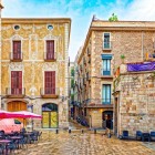 Plaça de Sant Just păstrează un colț autentic al Cartierului Gotic: bazilica medievală, fațadele din piatră și cafenelele în aer liber invită la un popas plăcut în centrul vechi.