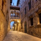 În inima celei mai vechi Barcelone, Carrer del Bisbe este o oprire esențială: celebrul pod neogotic din Cartierul Gotic, unul dintre cele mai fotografiate monumente, păstrează mituri și legende.