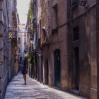 În labirintul Cartierului Gotic, o stradă îngustă urmează traseul medieval printre portaluri din piatră, balcoane din fier forjat și pasaje umbrite, dezvăluind cea mai veche și autentică Barcelonă.