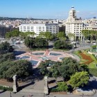 Văzută de sus, Plaça de Catalunya dezvăluie fântâni, grădini și alei geometrice, inima urbană a Barcelonei, unde orașul vechi întâlnește Eixample modernist.