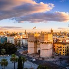 Turnurile Serranos marchează intrarea monumentală în centrul istoric al Valenciei: construite în secolul al XIV-lea, îmbină funcția defensivă cu arhitectura gotică civilă a vechilor ziduri.