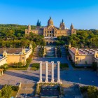 Axa monumentală a Montjuïcului urcă de la Cele Patru Coloane spre Palau Nacional, sediul MNAC, urmând terase, scări și fântâni amenajate pentru Expoziția din 1929.