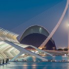 Podul Assut de l’Or traversează Orașul Artelor și Științelor: pilonul lui Calatrava, Àgora și arhitectura futuristă conturează imaginea modernă a Valenciei.