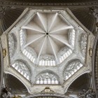 Cupola octogonală a Catedralei din Valencia se înalță deasupra transeptului, cu bolți stelate și ferestre bifore ample, răspândind lumină naturală într-o capodoperă a goticului valencian.
