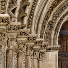 Porta del Palau, intrarea romanică a Catedralei din Valencia, impresionează prin arhivoltele sculptate și capitelurile istoriate, decorate cu simboluri și personaje din secolul al XIII-lea.