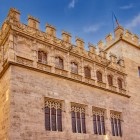 Fațada Bursei Mătăsii evocă o fortăreață medievală: crenelurile, turnurile și ferestrele traforate celebrează bogăția negustorilor care au transformat Valencia într-o putere mediteraneeană.