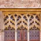 O fereastră a Bursei Mătăsii dezvăluie rafinamentul goticului valencian: traforurile din piatră, arcele împletite și vitraliile evocă măiestria artizanilor din secolul al XV-lea.