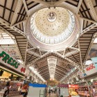 În Mercado Central din Valencia, cupola și structurile din fier luminează un traseu animat printre tarabe cu produse locale, arome mediteraneene și tradiții autentice ale orașului.