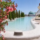 Grădinile, leandrii și oglinzile de apă însoțesc Palau de les Arts din Orașul Artelor și Științelor, creând o promenadă spectaculoasă prin Valencia modernă.