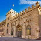 Bursa Mătăsii evocă prosperitatea comercială a Valenciei din secolul al XV-lea: crenelurile, portalurile gotice și sălile monumentale păstrează o capodoperă UNESCO.