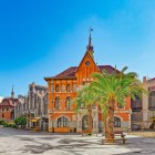 Mercado de Colón însuflețește Valencia prin cărămizi roșii, ceramică viu colorată și structuri din fier: inaugurat în 1916, acest edificiu modernist găzduiește astăzi cafenele și restaurante.