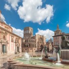 Plaza de la Virgen păstrează inima istorică a Valenciei: Fântâna Turia, Bazilica Fecioarei și Catedrala alcătuiesc unul dintre cele mai fermecătoare decoruri ale orașului.