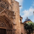 Poarta Apostolilor dezvăluie caracterul gotic al Catedralei din Valencia: arhivoltele sculptate și rozasa se alătură cupolei și turnului El Miguelete, simboluri ale centrului istoric.