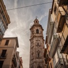 Turnul Santa Catalina se înalță printre clădirile centrului istoric al Valenciei: clopotnița barocă, finalizată în secolul al XVIII-lea, atrage privirea de-a lungul străzilor înguste.