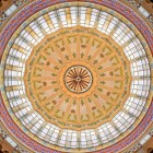 Cupola Pieței Centrale din Valencia impresionează prin vitralii, ceramică și motive geometrice: un element modernist elegant, care răspândește lumină și culoare în întreaga piață.