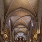 Nava Catedralei din Valencia conduce spre altar printre stâlpi zvelți, arce ogivale și bolți cu nervuri, mărturie a elegantei arhitecturi gotice din secolul al XIII-lea.