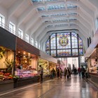 În interiorul Mercado de la Ribera, tarabele cu produse proaspete animă ampla hală Art Déco, luminată de vitralii și ritmată de structuri albe.