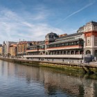 Cu vedere spre estuarul Bilbao, Mercado de la Ribera îmbină arhitectura Art Déco, ferestre ample și tradiția gastronomică în centrul istoric Casco Viejo.