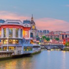 Mercado de la Ribera și Biserica San Antón mărginesc estuarul Bilbao, printre clădiri istorice, poduri și fațade colorate, în inima centrului vechi.