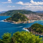 De pe Muntele Igueldo, priveliștea cuprinde insula Santa Clara, Muntele Urgull și San Sebastián, între golfuri luminoase, dealuri verzi și Marea Cantabrică.