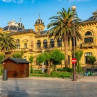 Printre palmierii grădinilor Alderdi Eder, Primăria din San Sebastián dezvăluie turnuri, cupole și fațade ornamentate, moștenirea Gran Casino inaugurat în 1887.