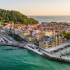 Între Muntele Urgull și Marea Cantabrică, centrul vechi din San Sebastián se adună în jurul portului, printre acoperișuri roșii, piețe elegante și promenade animate.