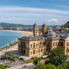 Cu vedere spre plaja La Concha, Primăria din San Sebastián, inaugurată în 1887 ca Gran Casino, evocă eleganța Belle Époque în inima orașului basc.
