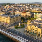 De-a lungul râului Urumea, Hotelul María Cristina și Teatrul Victoria Eugenia evocă Belle Époque din San Sebastián, prin fațade elegante, grădini și bulevarde.