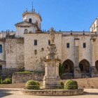 Catedrala Adormirii Maicii Domnului domină centrul orașului Santander prin formele sale gotice robuste, clopotniță și porticul cu arcade ogivale, orientat spre istorica Plaza de las Atarazanas.