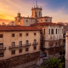 În inima orașului Santander, Catedrala Adormirii Maicii Domnului își dezvăluie structura gotică pe două niveluri, cu volume medievale robuste, restaurate după incendiul devastator din 1941.