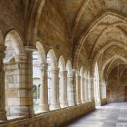 Claustrul gotic al Catedralei din Santander, construit în secolul al XV-lea pe latura sudică, invită la o plimbare printre arcade ogivale, bolți cu nervuri și sculpturi funerare vechi.