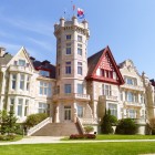 Palatul La Magdalena prezintă un stil eclectic, îmbinând volume și ferestre de inspirație engleză, detalii franceze și elemente ale barocului montañés tradițional din Cantabria.