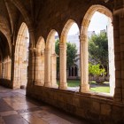 Claustrul gotic al Catedralei din Santander păstrează arcade ogivale elegante și coloane solide din piatră, deschise spre o grădină liniștită în inima orașului.