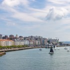 Paseo de Pereda urmărește golful printre clădiri elegante: plimbă-te prin grădini, vizitează Centro Botín sau ia vaporul spre Somo, Pedreña ori plaja El Puntal.