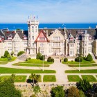 Palatul La Magdalena, fosta reședință regală din Santander, domină peninsula prin arhitectura sa eclectică, turnurile elegante și grădinile cu vedere la Marea Cantabrică.