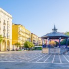 Plaza de Pombo evocă Santanderul secolului al XIX-lea: amenajată între 1872 și 1892, păstrează clădiri elegante și un chioșc muzical ce însuflețește acest loc istoric de întâlnire.