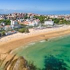 Vedere aeriană asupra plajei El Sardinero din Santander, o întindere largă de nisip auriu, scăldată de apele turcoaz ale Mării Cantabrice și mărginită de o promenadă elegantă.