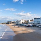 Plaja El Sardinero se întinde de-a lungul coastei orașului Santander, între valurile Atlanticului, nisipul auriu și promenada elegantă dominată de istoricul Gran Hotel Sardinero.