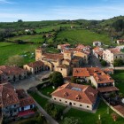 Santillana del Mar păstrează un sat medieval intact, dezvoltat în jurul Colegiului Santa Juliana, printre clădiri romanice, turnuri defensive și palate nobiliare.