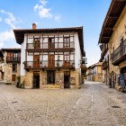 În inima localității Santillana del Mar, străzile pietruite și casele istorice cu balcoane din lemn dezvăluie spiritul medieval al unuia dintre cele mai fermecătoare sate din Cantabria.