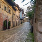 Pavajul străzii Calle del Cantón străbate secole de istorie pe lângă Casa de los Hombrones, cu portic arcuit, blazon baroc și vechi case din piatră.