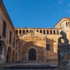 Bijuterie romanică din secolul al XII-lea, Colegiata Santa Juliana prezintă un portal arcuit cu arhivolte, o friză cu Pantocratorul și un atrium străjuit de lei din piatră.