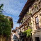 Printre ziduri de piatră și balcoane din lemn, casele din Santillana del Mar dezvăluie arhitectura civilă din secolele XII–XVIII, cu conace nobiliare, blazoane și fier forjat.