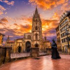 La apus, Catedrala San Salvador domină inima orașului Oviedo: turnul său gotic se înalță deasupra pieței, alături de La Regenta, simbol literar al orașului asturian.