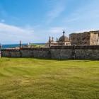 Pe coasta din Comillas, cimitirul modernist al lui Domènech i Montaner îmbină ruine gotice, ziduri de piatră și pinacluri, dominate de impresionantul Ángel Exterminador al lui Llimona.