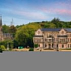 Palatul Sobrellano domină grădinile din Comillas prin fațade neogotice, logii sculptate și turnuri laterale, alături de zvelta Capelă-Panteon a marchizilor.