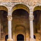 La belvederea Santa María del Naranco, trei arcade se deschid spre peisaj: coloanele, capitelurile și medalioanele sculptate dezvăluie rafinamentul curții lui Ramiro I.