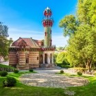Printre grădinile din Comillas, El Capricho de Gaudí impresionează prin cărămidă, ceramică cu floarea-soarelui și un turn oriental, unind arhitectura, muzica și natura.